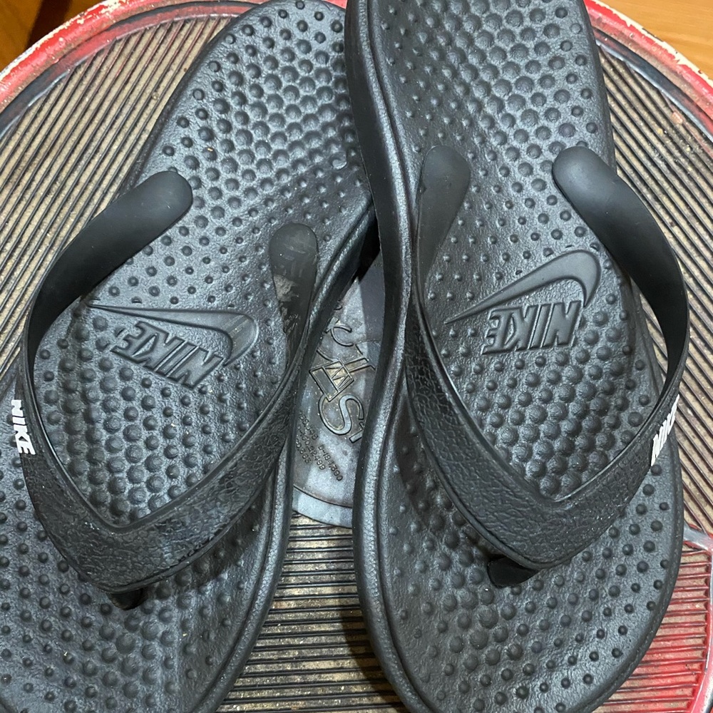 Kids Nike flip flops